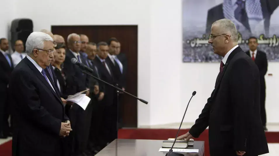 יו"ר הרשות הפלסטינית, אבו מאזן, וראש הממשלה הפלסטיני, פרופ' ראמי חמדאללה, בטקס השבעתו, יוני 2013 יו"ר הרשות הפלסטינית, אבו מאזן, וראש הממשלה הפלסטיני, פרופ' ראמי חמדאללה, בטקס השבעתו, יוני 2013