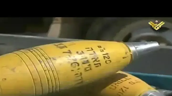 רשת אל-מנאר מציגה אמצעי לחימה עם כיתוב בעברית