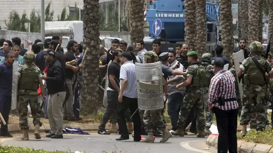 הפגנה אלימה מול שגרירות איראן, ביירות, לבנון. יוני 2013 הפגנה אלימה מול שגרירות איראן, ביירות, לבנון. יוני 2013
