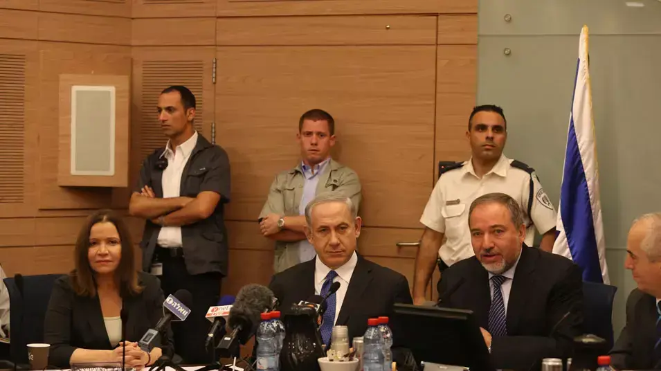 נתניהו, לברמן ויחימוביץ' בוועדת חוץ וביטחון, יוני 2013 נתניהו, לברמן ויחימוביץ' בוועדת חוץ וביטחון, יוני 2013