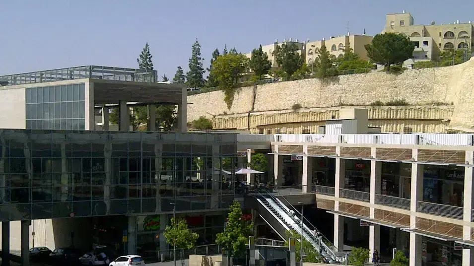 מאבק החילונים והחרדים בקניון רמות. יוני 2013 מאבק החילונים והחרדים בקניון רמות. יוני 2013