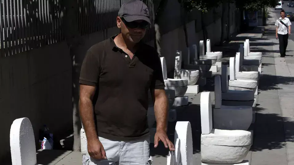 פסלים בצורת אסלות ומצבות שהוצבו כאקט מחאתי מול הבנק המרכזי בניקוסיה, קפריסין, 10 ביוני 2013 פסלים בצורת אסלות ומצבות שהוצבו כאקט מחאתי מול הבנק המרכזי בניקוסיה, קפריסין, 10 ביוני 2013