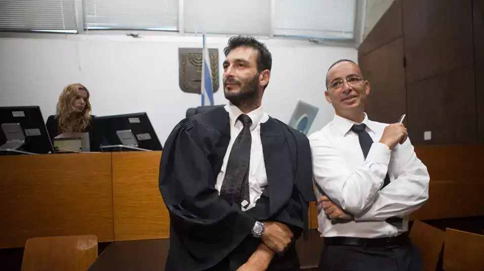 עו"ד שי שורר ועו"ד שמשון וייס מייצגים את החשודים בפרשת הבר נוער בדיון בהסרת צו איסור פרסום, יוני 2013 עו"ד שי שורר ועו"ד שמשון וייס מייצגים את החשודים בפרשת הבר נוער בדיון בהסרת צו איסור פרסום, יוני 2013