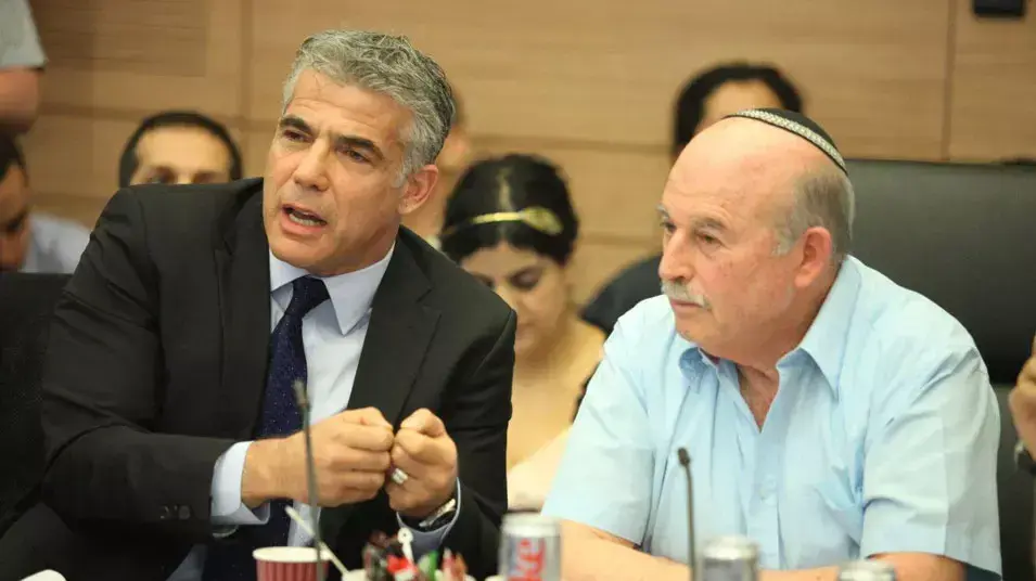 ניסן סלומינסקי ויאיר לפיד בוועדת הכספים. יוני 2013 ניסן סלומינסקי ויאיר לפיד בוועדת הכספים. יוני 2013