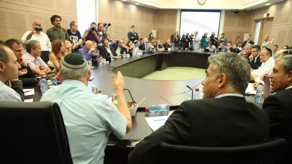 ניסן סלומינסקי יאיר לפיד ומיקי לוי בוועדת הכספים. יוני 2013 ניסן סלומינסקי יאיר לפיד ומיקי לוי בוועדת הכספים. יוני 2013