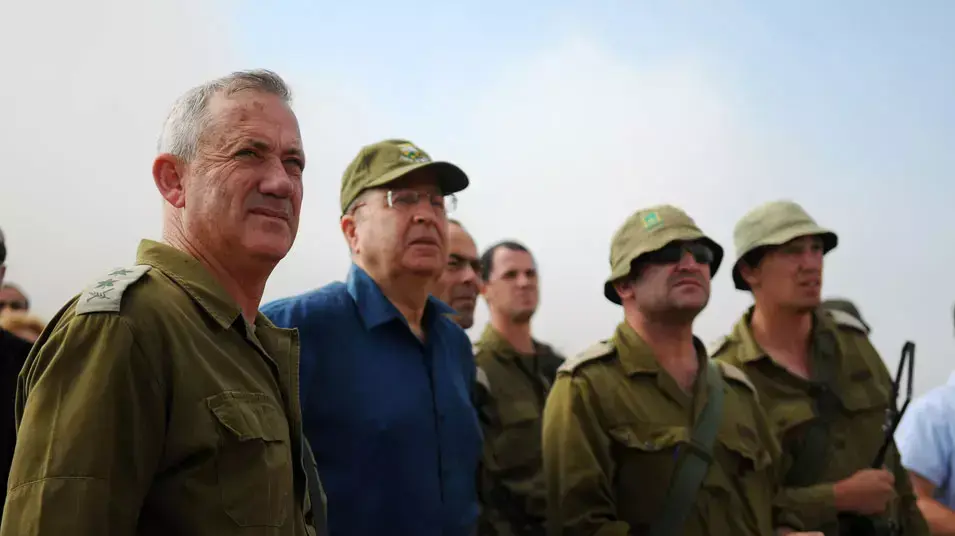 הרמטכ"ל, רב-אלוף בנימין (בני) גנץ ושר הביטחון, מר משה (בוגי) יעלון, בשעות הבוקר בתרגיל מילואים בבסיס האימונים הפלוגתי באליקים