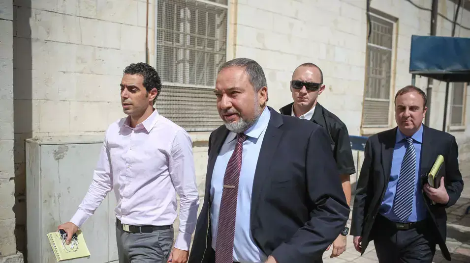 ח"כ אביגדור ליברמן בדרך לבית המשפט עדותה של גאולה אבן, יוני 2013 ח"כ אביגדור ליברמן בדרך לבית המשפט עדותה של גאולה אבן, יוני 2013