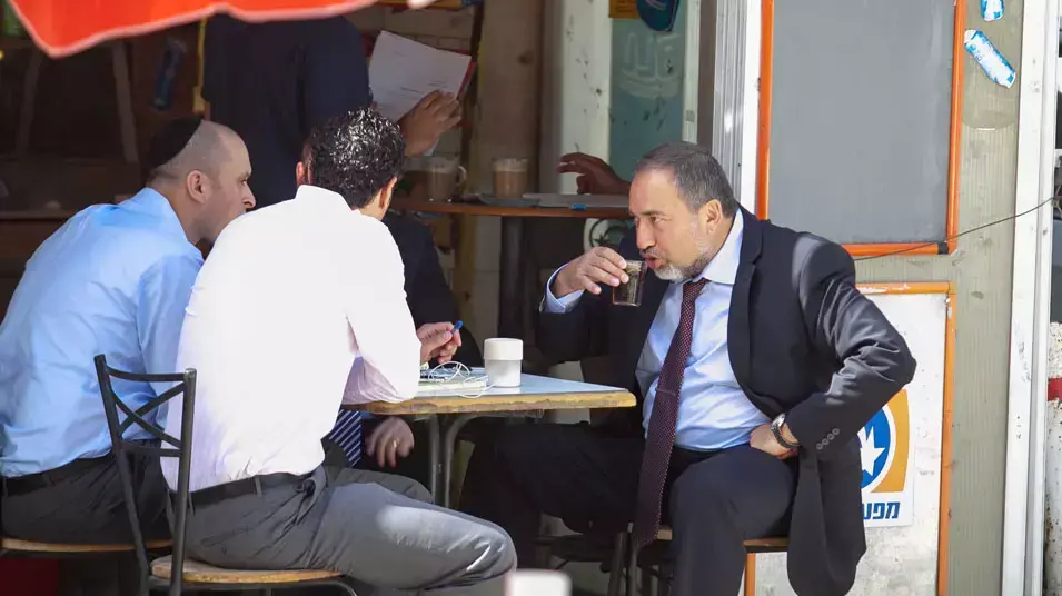 ח"כ אביגדור ליברמן בדרך לבית המשפט עדותה של גאולה אבן, יוני 2013 ח"כ אביגדור ליברמן בדרך לבית המשפט עדותה של גאולה אבן, יוני 2013