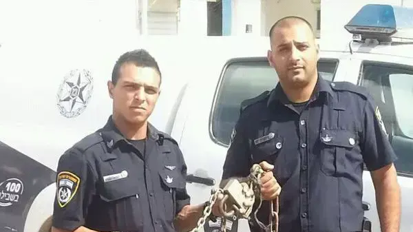 שוטרים מתחנת שפרעם חילצו נערה שהוכתה ונכבלה בשרשראות על ידי אביה בחדר האמבטייה , יוני 2013 שוטרים מתחנת שפרעם חילצו נערה שהוכתה ונכבלה בשרשראות על ידי אביה בחדר האמבטייה , יוני 2013