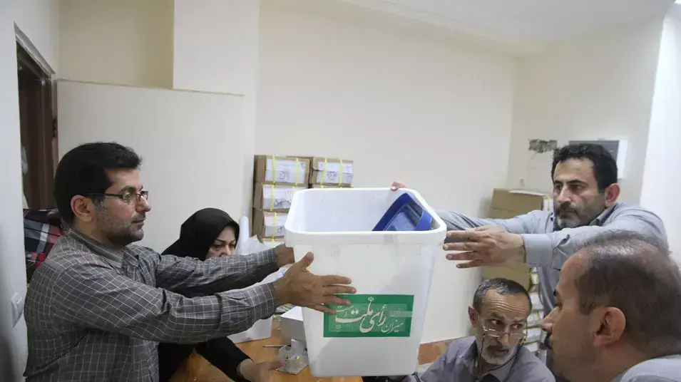 פקידים איראניים מכינים את הקלפיות לבחירות פקידים איראניים מכינים את הקלפיות לבחירות