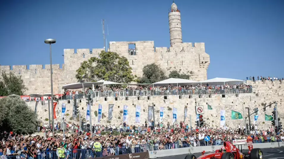 כותרת: מכונית הפורמולה 1 של פרארי נוסעת בירושלים, 13 יוני 2013