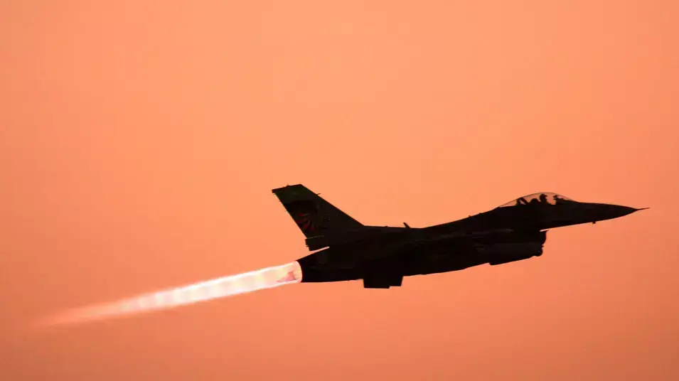 מטוס F-16 אמריקני ממריא מבסיס ירדני