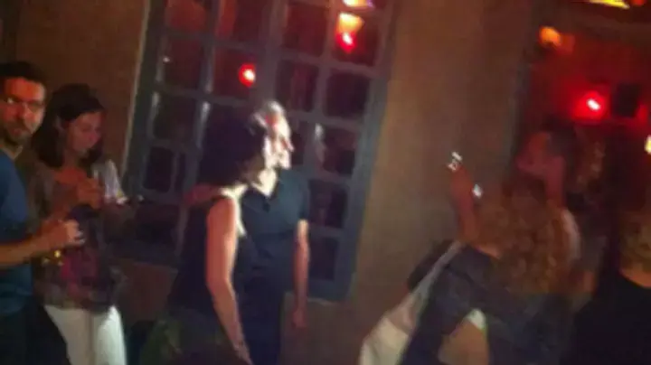 רם עמנואל מבלה בבר בתל אביב רם עמנואל מבלה בבר בתל אביב