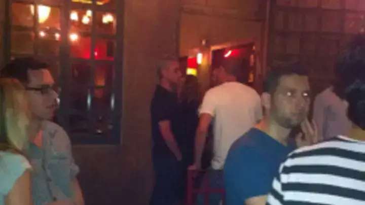 רם עמנואל מבלה בבר בתל אביב רם עמנואל מבלה בבר בתל אביב