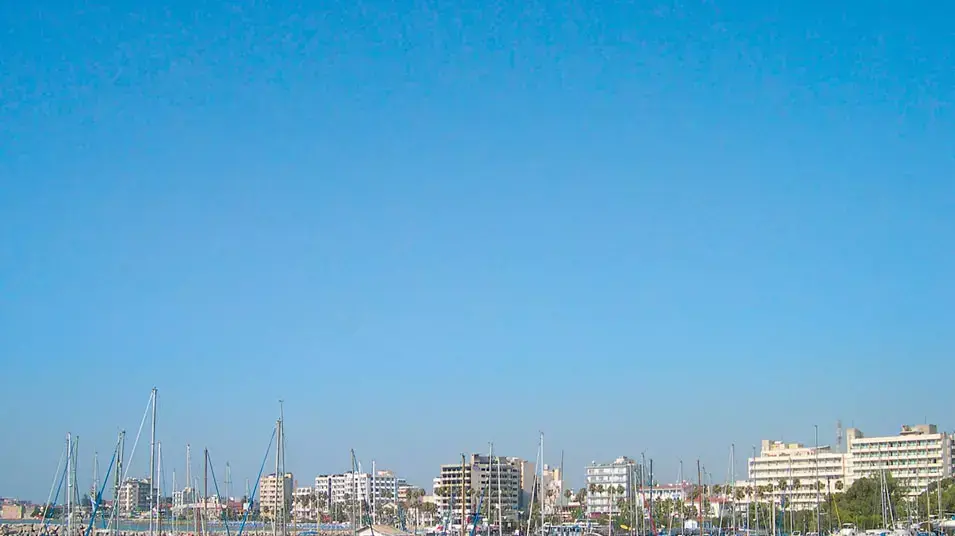 נמל העיר לרנקה בקפריסין נמל העיר לרנקה בקפריסין