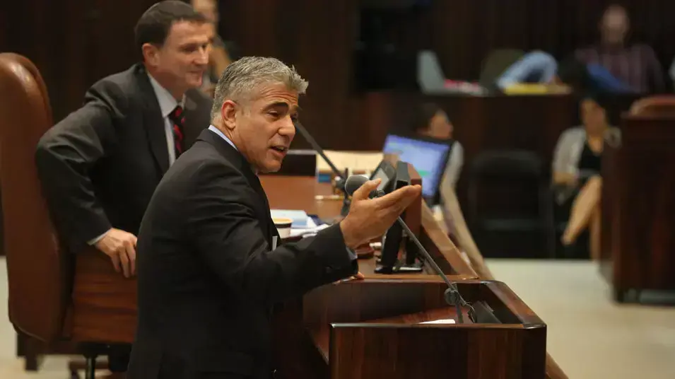 יאיר לפיד שר האוצר נואם לפני הצבעה על התקציב. יוני 2013