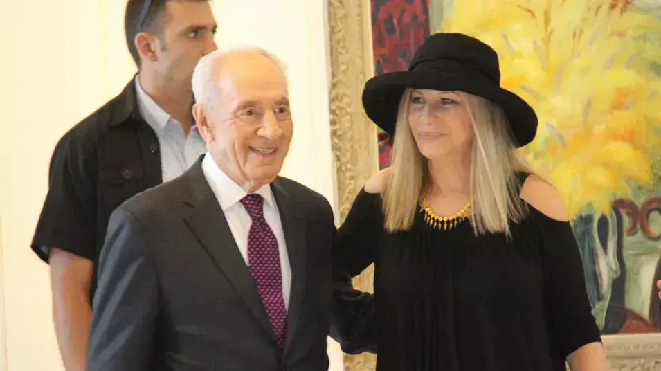 נשיא המדינה שמעון פרס עם הזמרת ברברה סטרייסנד. יוני 2013 נשיא המדינה שמעון פרס עם הזמרת ברברה סטרייסנד. יוני 2013