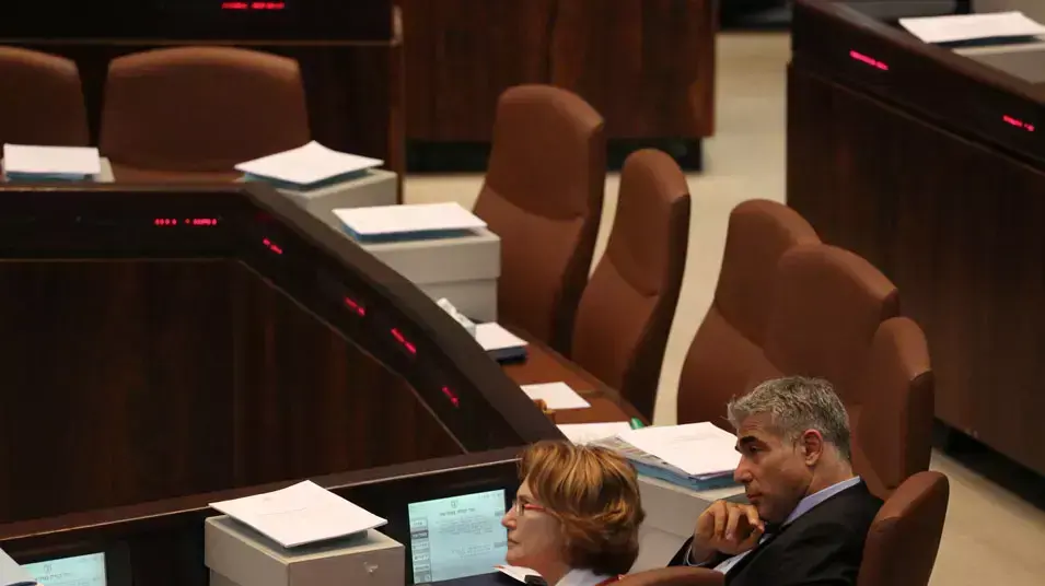יאיר לפיד ויעל גרמן במליאת הכנסת לפני ההצבעה על התקציב. יוני 2013 יאיר לפיד ויעל גרמן במליאת הכנסת לפני ההצבעה על התקציב. יוני 2013