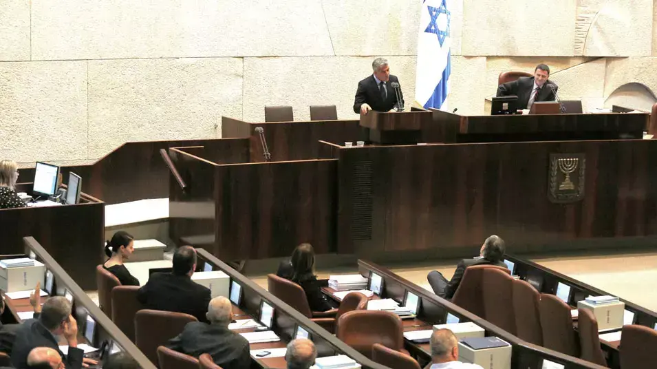 יאיר לפיד שר האוצר במליאת הכנסת לפני הצבעה על התקציב. יוני 2013
