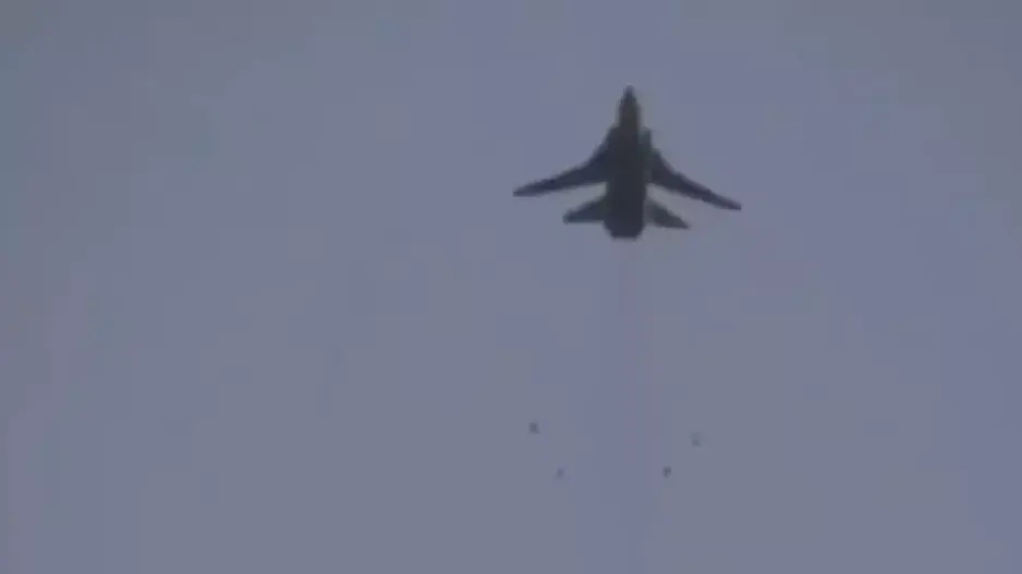 מטוס סוחוי של חיל האוויר הסורי מטיל פצצות ליד תפנתאז שבצפון-מערב סוריה מטוס סוחוי של חיל האוויר הסורי מטיל פצצות ליד תפנתאז שבצפון-מערב סוריה