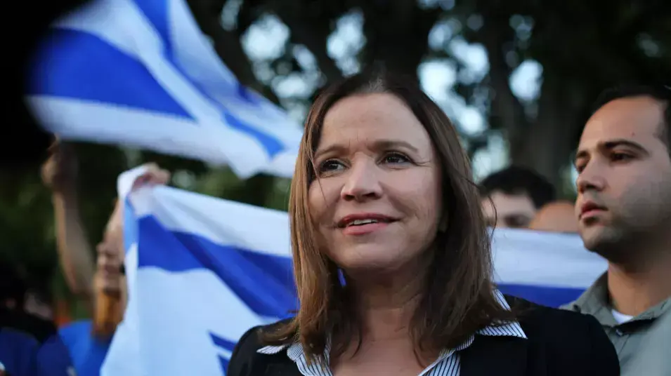 שלי יחימוביץ יצאה להפגנה שנגד התקציב מחוץ לכנסת. יוני 2013 שלי יחימוביץ יצאה להפגנה שנגד התקציב מחוץ לכנסת. יוני 2013