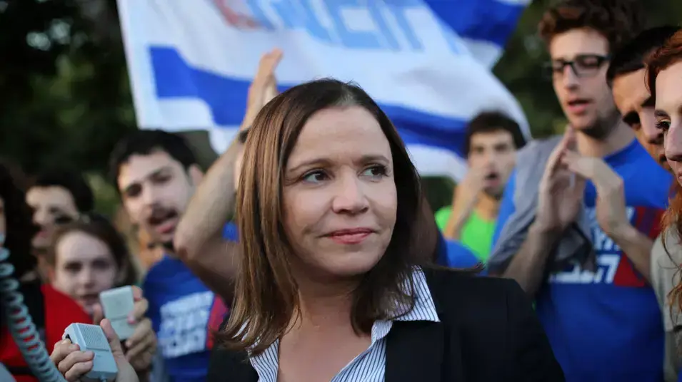 שלי יחימוביץ יצאה להפגנה שנגד התקציב מחוץ לכנסת. יוני 2013 שלי יחימוביץ יצאה להפגנה שנגד התקציב מחוץ לכנסת. יוני 2013