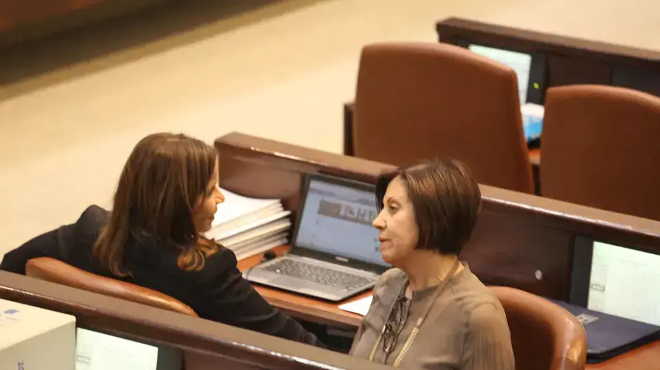 זהבה גלאון ושלי יחימוביץ' במליאת הכנסת בזמן דיוני התקציב, 17 יוני 2013 זהבה גלאון ושלי יחימוביץ' במליאת הכנסת בזמן דיוני התקציב, 17 יוני 2013