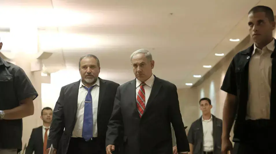 בנימין נתניהו ואביגדור ליברמן נכנסים לישיבת סיעת הליכוד ביתנו בנימין נתניהו ואביגדור ליברמן נכנסים לישיבת סיעת הליכוד ביתנו