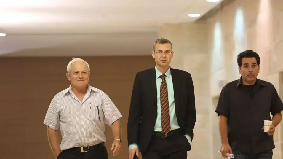 יו"ר הקואליציה יריב לוין וח"כ חיים כץ נכנסים לישיבת סיעת הליכוד ביתנו