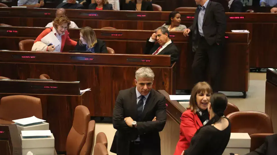 שר האוצר יאיר לפיד לבנת בדיון על תקציב המדינה, 18 יוני 2013 שר האוצר יאיר לפיד לבנת בדיון על תקציב המדינה, 18 יוני 2013