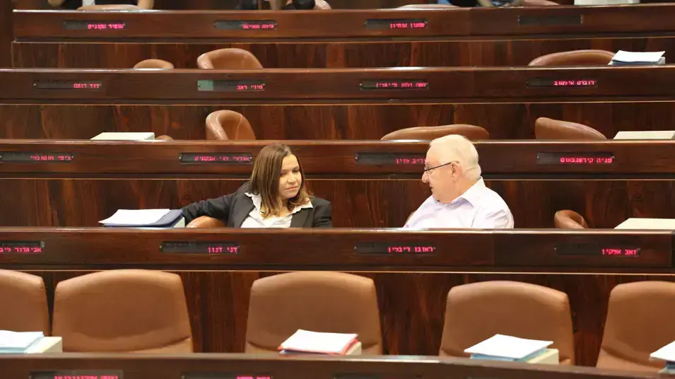 יו"ר העבודה שלי יחימוביץ' וח"כ ראובן ריבלין בדיון על התקציב, 18 יוני 2013 יו"ר העבודה שלי יחימוביץ' וח"כ ראובן ריבלין בדיון על התקציב, 18 יוני 2013