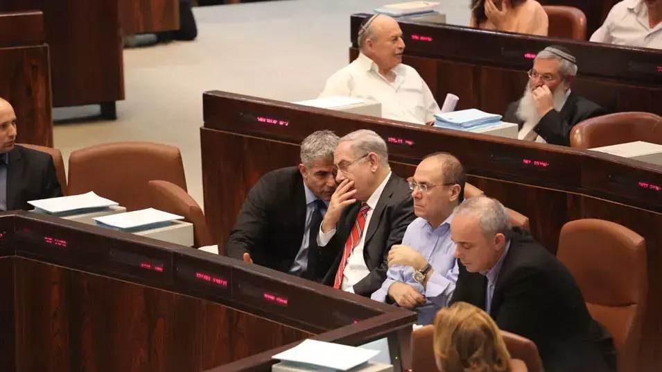 ראש הממשלה בנימין נתניהו ושר האוצר יאיר לפיד בדיון על תקציב המדינה, 18 יוני 2013