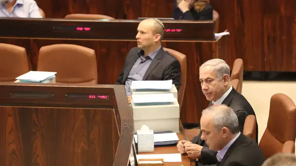 נפתלי בנט, בנימין נתניהו ויובל שטייניץ במליאת הכנסת לפני ההצבעה על התקציב נפתלי בנט, בנימין נתניהו ויובל שטייניץ במליאת הכנסת לפני ההצבעה על התקציב