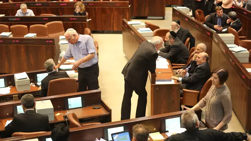 חברי כנסת במליאת הכנסת לפני הצבעה על התקציב. יוני 2013 חברי כנסת במליאת הכנסת לפני הצבעה על התקציב. יוני 2013