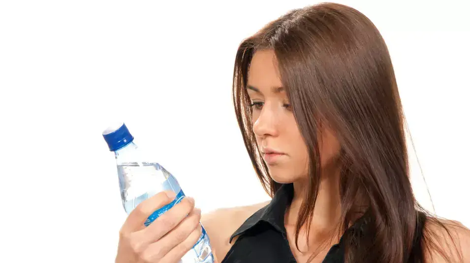 אישה עם בקבוק מים מינראליים אישה עם בקבוק מים מינראליים
