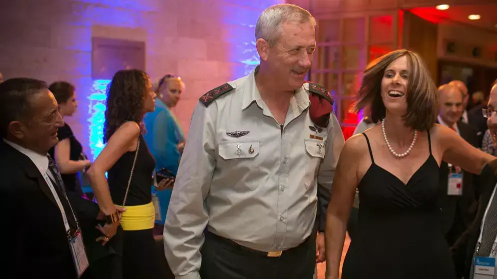 הרמטכ"ל בני גנץ ואשתו מגיעים לברך את שמעון פרס, יוני 2013 הרמטכ"ל בני גנץ ואשתו מגיעים לברך את שמעון פרס, יוני 2013