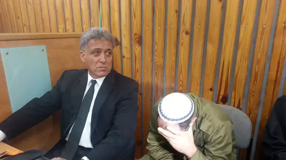 רס"ן ערן קבלו וסנגורו עו"ד אבי עמירם. בבית הדין הצבאי. יוני 2013 רס"ן ערן קבלו וסנגורו עו"ד אבי עמירם. בבית הדין הצבאי. יוני 2013