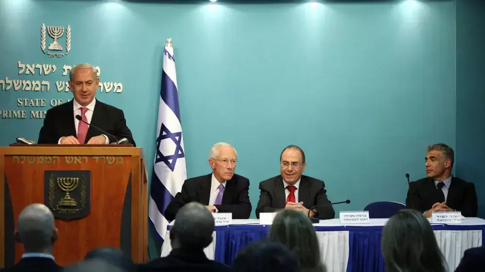 יאיר לפיד סילבן שלום סטנלי פישר ובנימין נתניהו במסע"ת בנושא הגז. יוני 2013 יאיר לפיד סילבן שלום סטנלי פישר ובנימין נתניהו במסע"ת בנושא הגז. יוני 2013