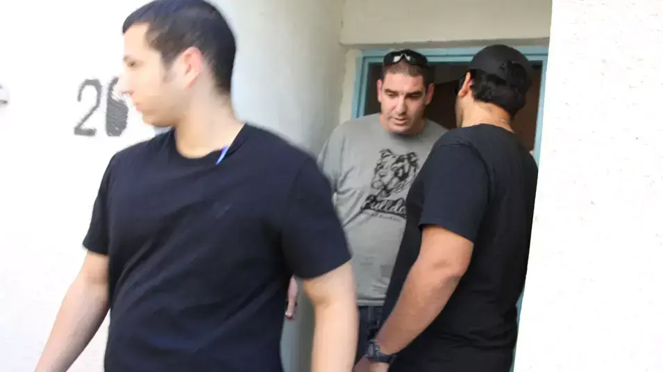 בלשי משטרה מגיעים לביתו של עד המדינה, יוני 2013 בלשי משטרה מגיעים לביתו של עד המדינה, יוני 2013