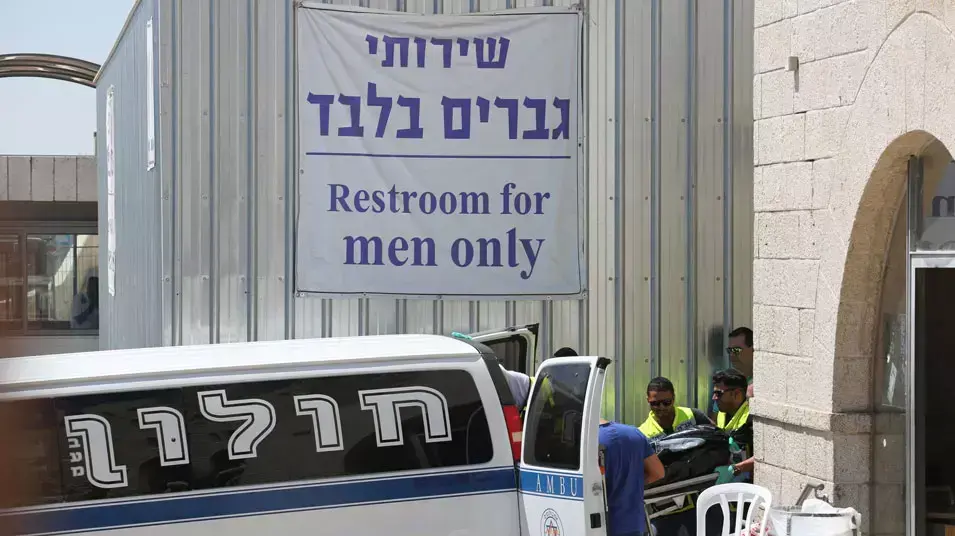 הוצאת גופתו של ההרוג מירי מאבטח הבוקר בכותל המערבי הוצאת גופתו של ההרוג מירי מאבטח הבוקר בכותל המערבי