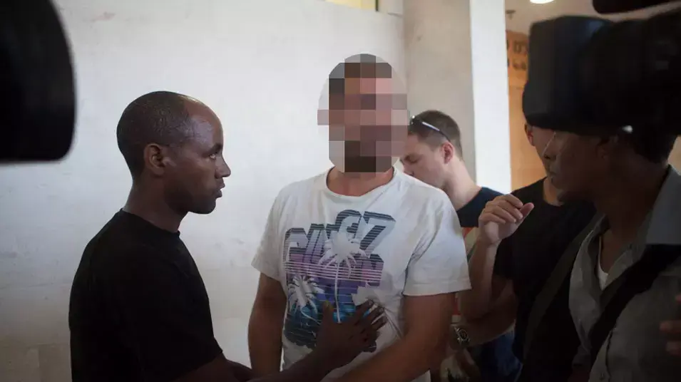 קרוב משפחתם של החשודים בפרשת הרצח בבר-נוער בדיון בהארכת מעצרו בגין ביצוע אונס קרוב משפחתם של החשודים בפרשת הרצח בבר-נוער בדיון בהארכת מעצרו בגין ביצוע אונס