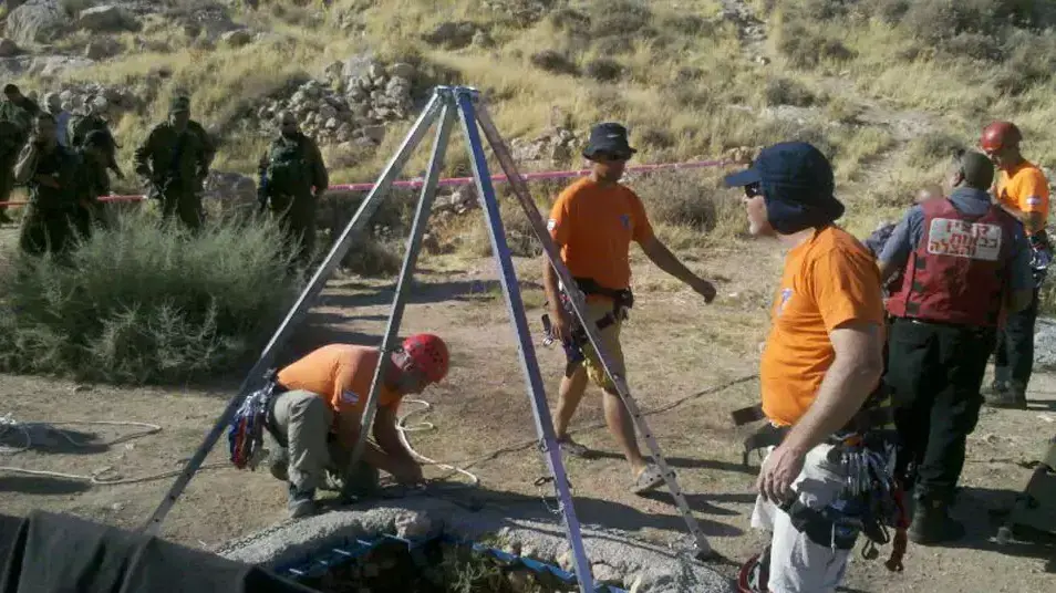 המחלצים מנסים למשות את האיש שטבע בבור מים בגוש עציון