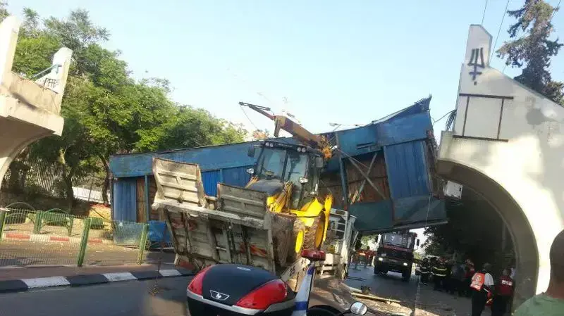 נהג משאית נלכד לאחר שהתנגש בגשר הולכי רגל בכפר סבא נהג משאית נלכד לאחר שהתנגש בגשר הולכי רגל בכפר סבא