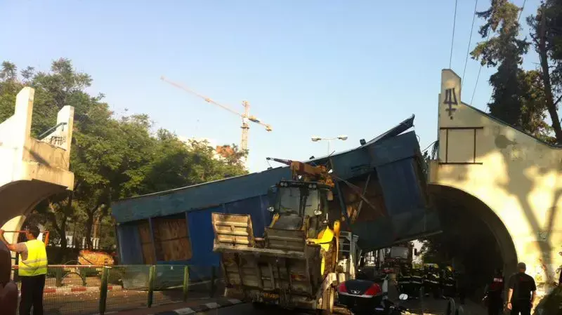 נהג משאית נלכד לאחר שהתנגש בגשר הולכי רגל בכפר סבא נהג משאית נלכד לאחר שהתנגש בגשר הולכי רגל בכפר סבא