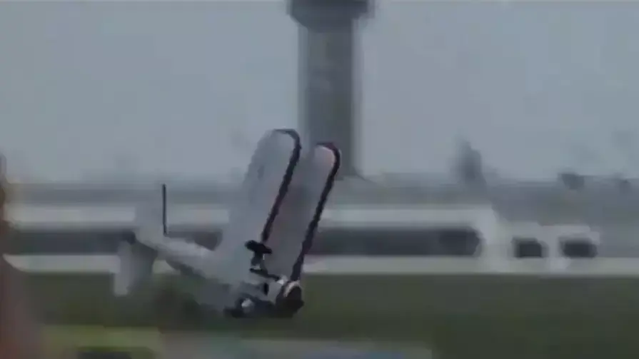 מפגן אווירי בדייטון, אוהיו, טייס ופעלולנית נהרגו בהתרסקות מטוס. יוני 2013 מפגן אווירי בדייטון, אוהיו, טייס ופעלולנית נהרגו בהתרסקות מטוס. יוני 2013
