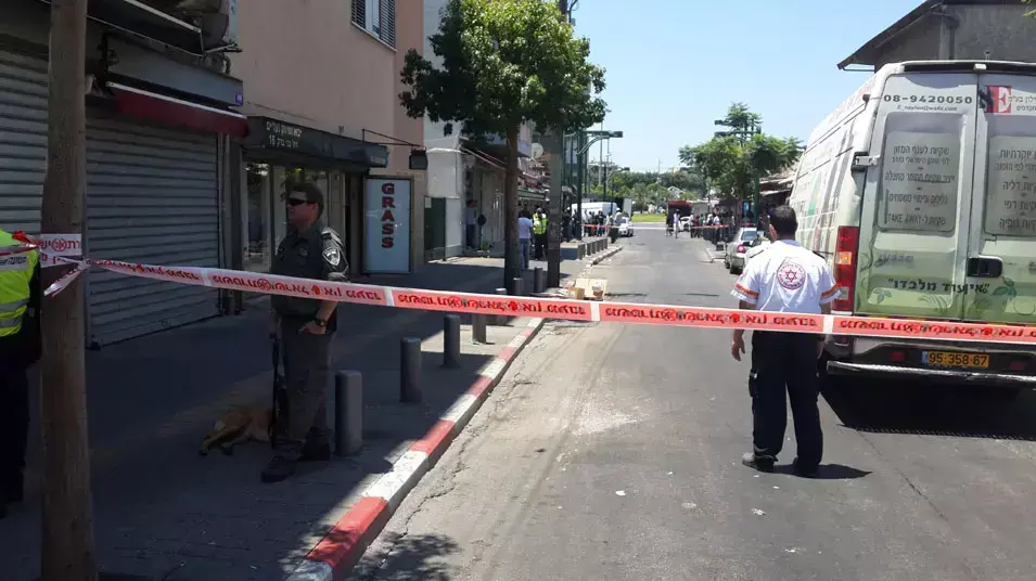 קטטה מלווה בדקירות ברחוב בני ברק פינת נווה שאנן בתל אביב. יוני 2013 קטטה מלווה בדקירות ברחוב בני ברק פינת נווה שאנן בתל אביב. יוני 2013