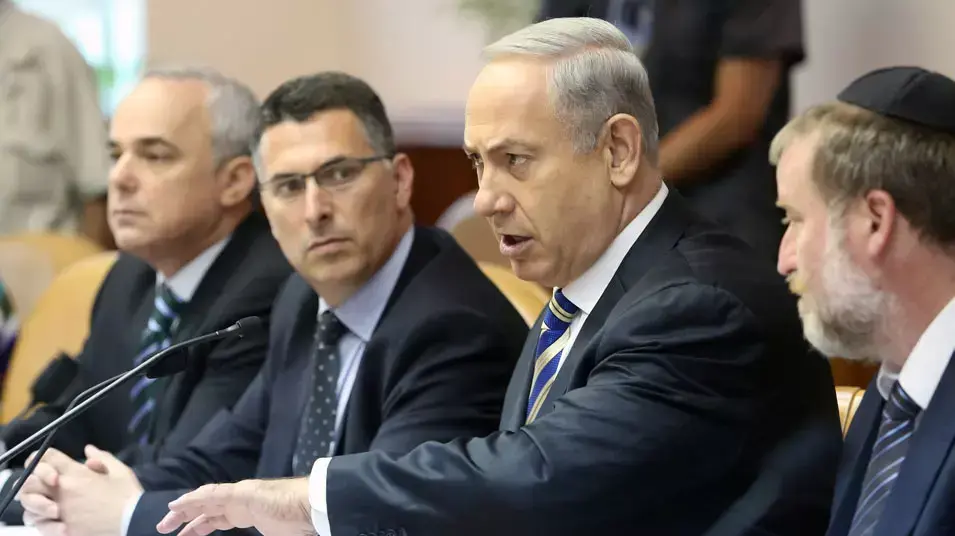 אביחי מנדלבליט, בנימין נתניהו, גדעון סער ויובל שטייניץ בישיבת הממשלה, יוני 2013 אביחי מנדלבליט, בנימין נתניהו, גדעון סער ויובל שטייניץ בישיבת הממשלה, יוני 2013