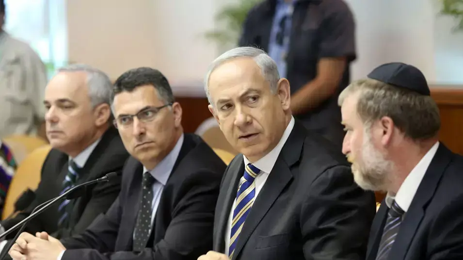 אביחי מנדלבליט, בנימין נתניהו, גדעון סער ויובל שטייניץ בישיבת הממשלה, יוני 2013