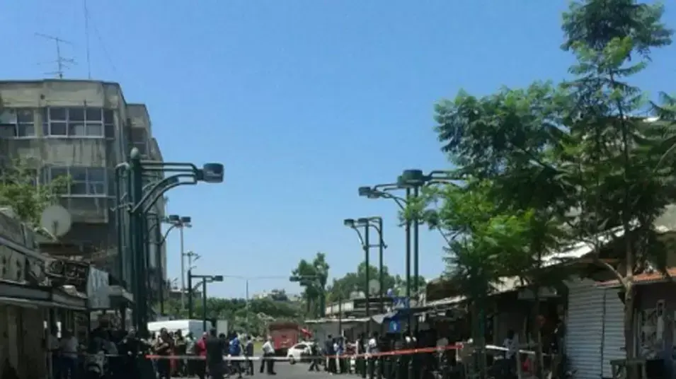 קטטה מלווה בדקירות ברחוב בני ברק פינת נווה שאנן בתל אביב. יוני 2013 קטטה מלווה בדקירות ברחוב בני ברק פינת נווה שאנן בתל אביב. יוני 2013