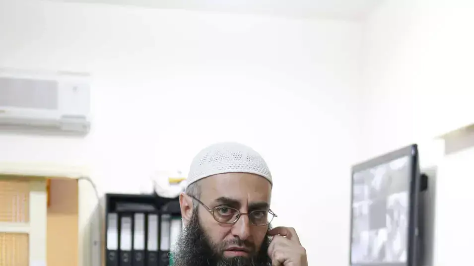 המטיף הקיצוני הסלפיסטי אחמד אל-אסיר, במשרדו בעיר צידון. לבנון, יוני 2013